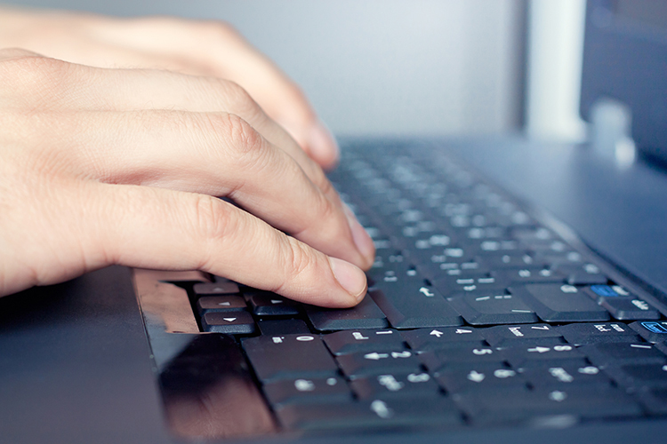 Travail administratif sur un ordinateur