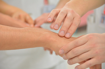 Mains accompagnant une personne avec attention