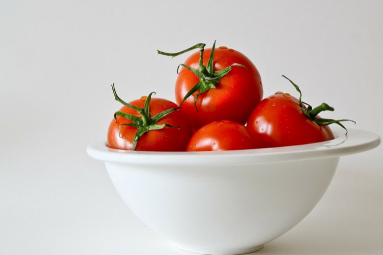 Tomates fraîches pour la préparation des repas