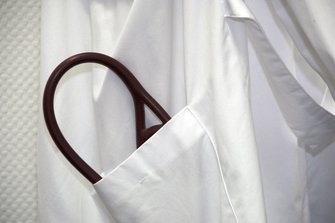 Stéthoscope dans la poche d’une blouse de soins
