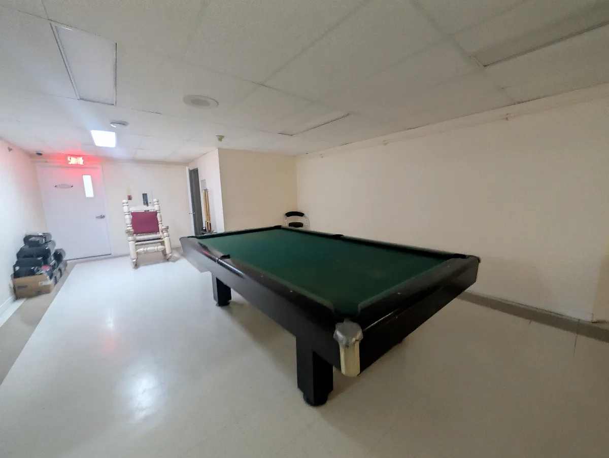 Table de billard dans la salle de loisirs de la résidence