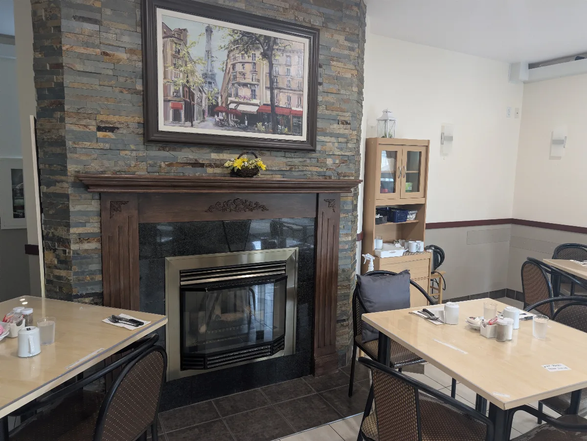 Espace commun de la résidence avec foyer et tables
