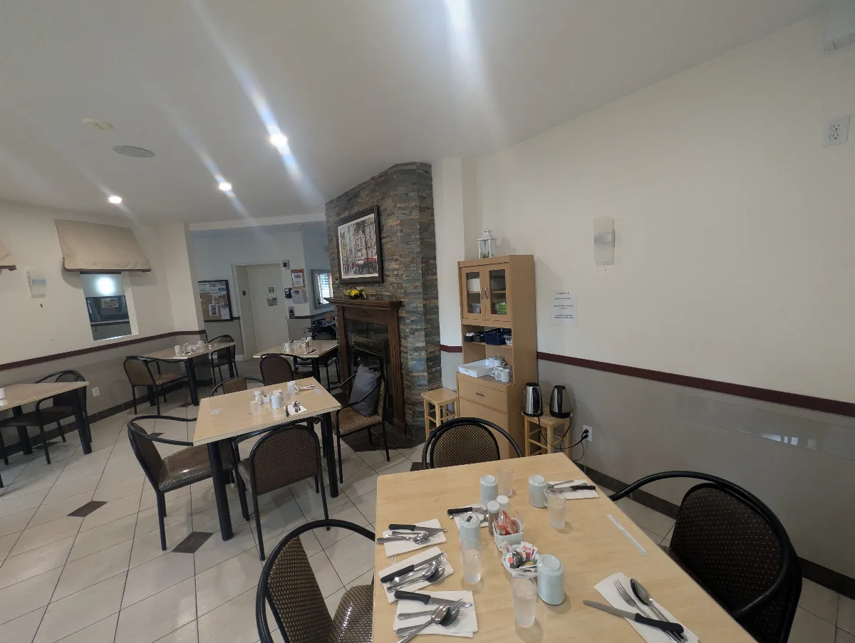 Tables dressées dans la salle à manger de la résidence