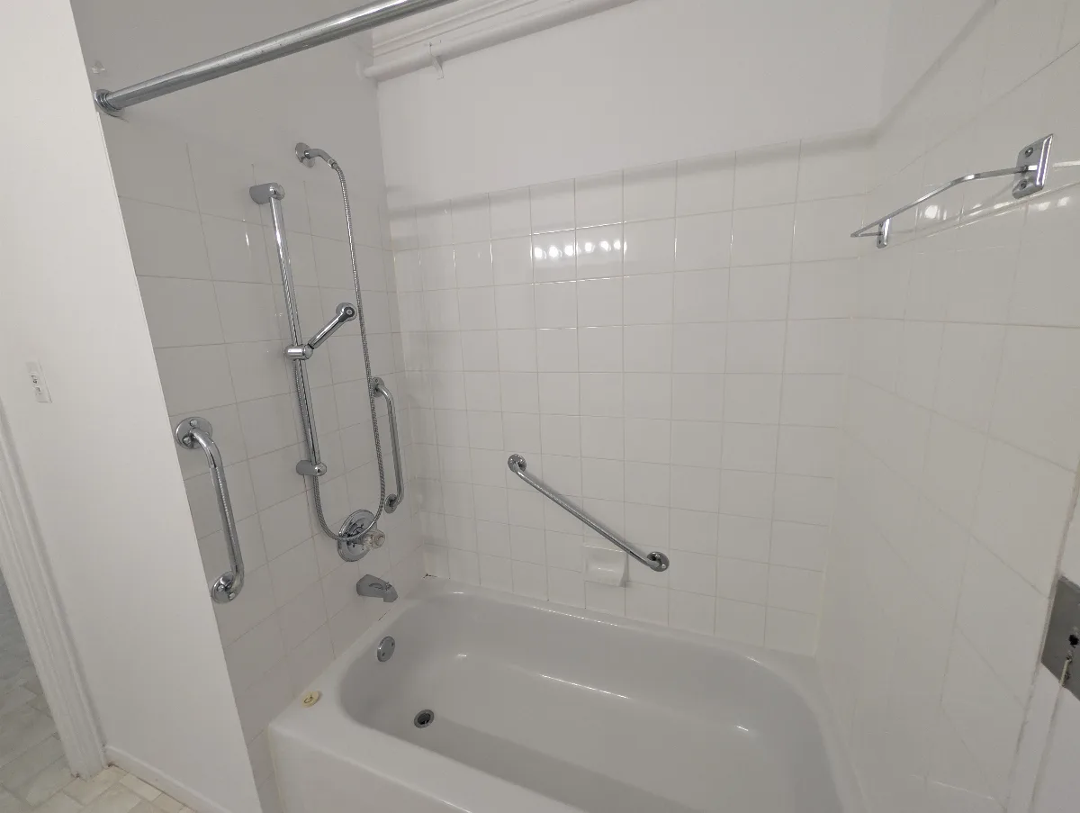Baignoire avec barres d’appui et équipements adaptés